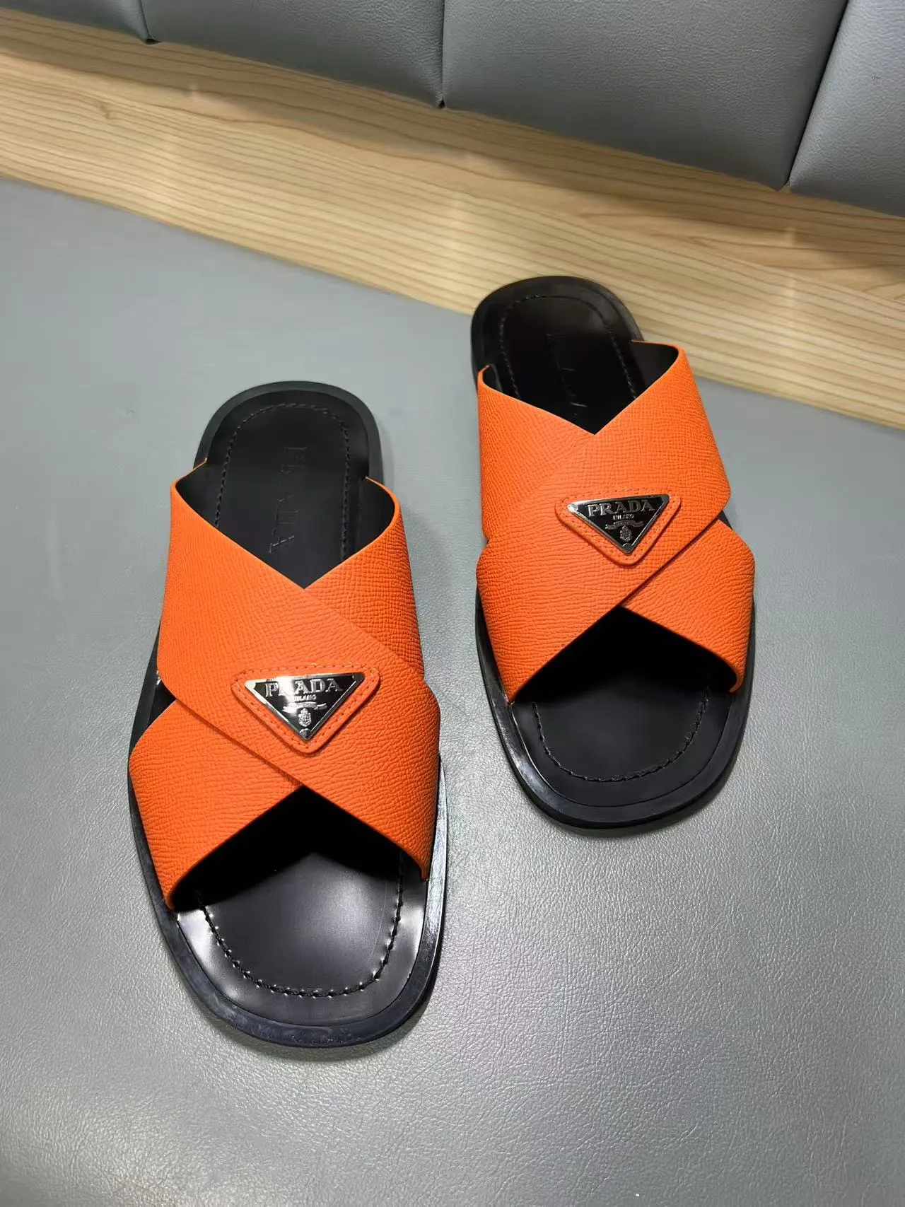 340💰PRADA Prada’s latest slippers are synchronized with the official website. This slipper is made of the brand’s unique and iconic Saffiano leather. The brand logo jumps out from the double straps, and the brand style is clearly visible. Cowhide gives men elegant charm and functional design, making it an ideal choice for vacation and leisure. Size:38-45
